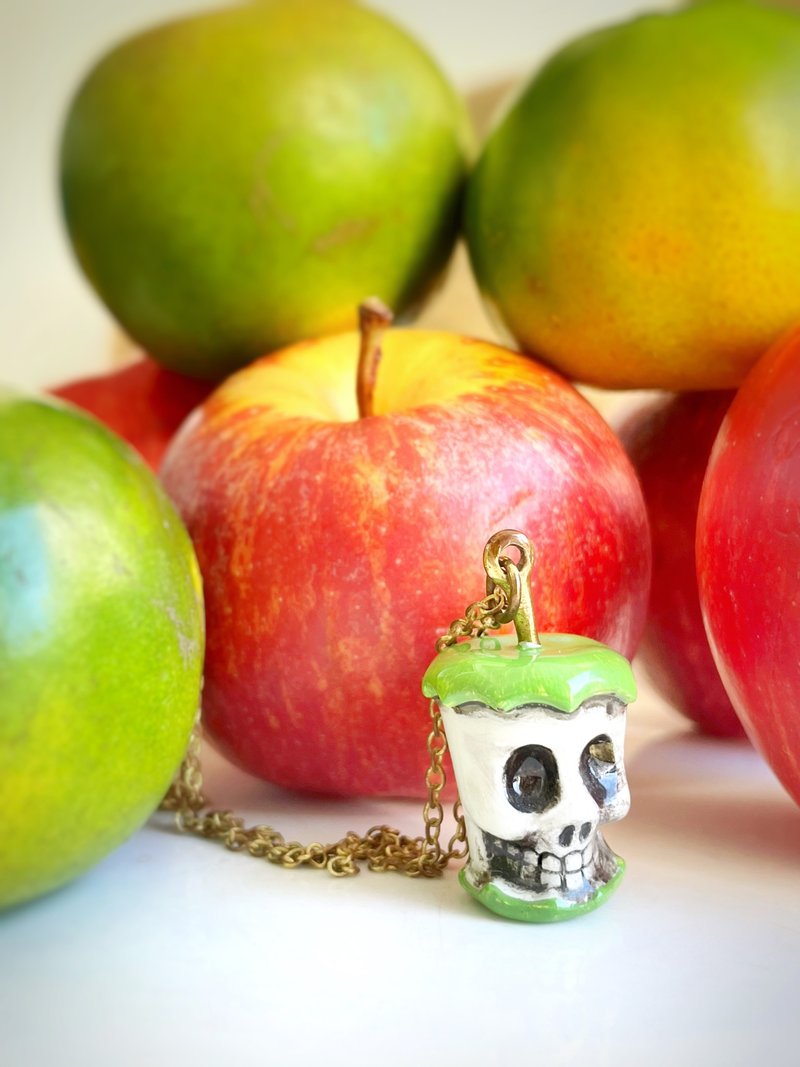 Green Apple Skull Hand Painted Enamel Necklace. - 项链 - 其他金属 