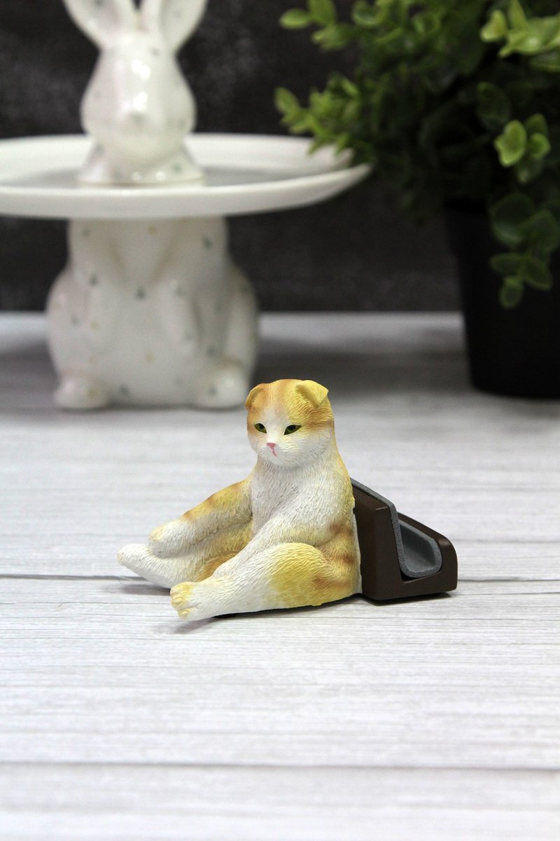 日本Magnets 可爱动物系列猫大爷坐手机架/手机座(茶色猫款) - 手机座/防尘塞 - 树脂 橘色