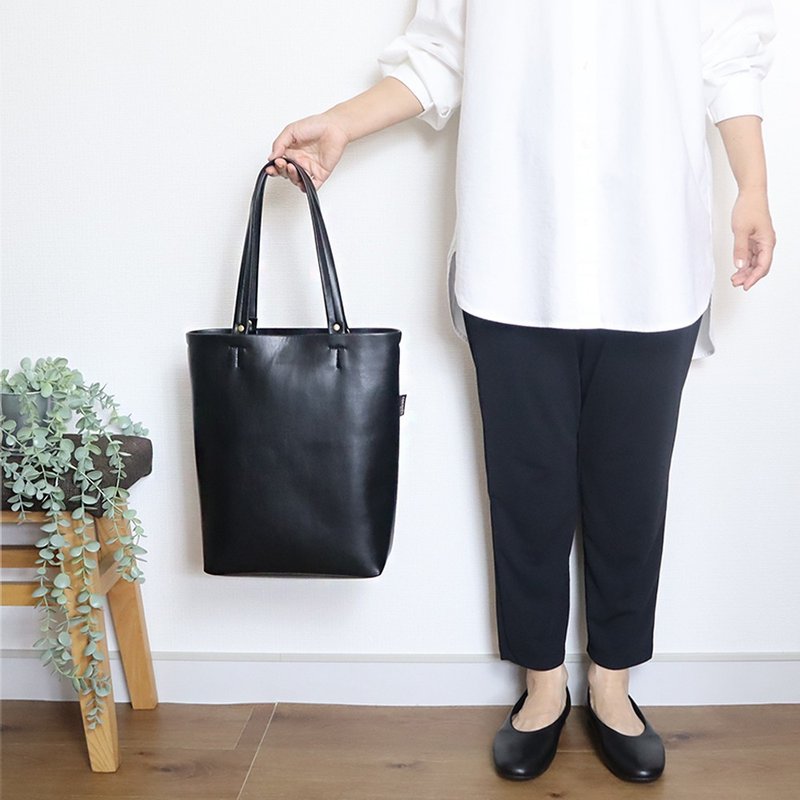 A4 size tote bag Black With a flap that you can't see inside. Made of vegan leather that is safe even if it gets wet. - 手提包/手提袋 - 其他材质 黑色