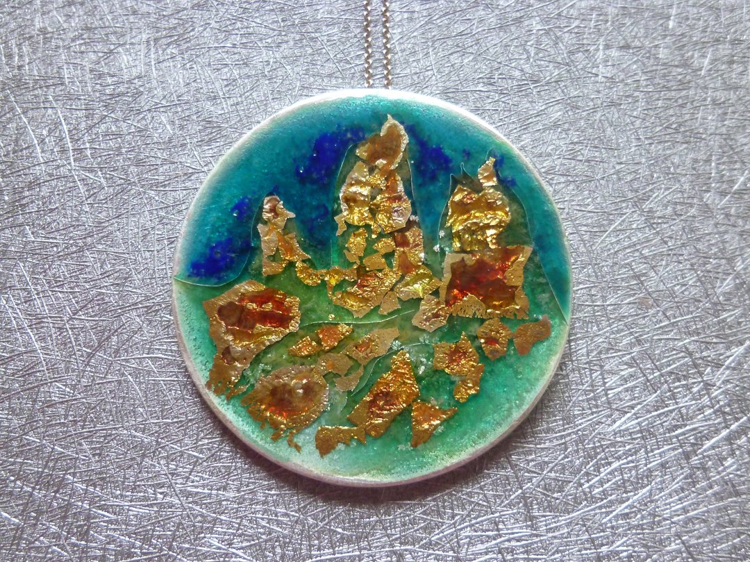 ▓░ 银 / Ying / 戒 / Chieh / ▓░   〈山．日出〉 掐丝珐琅纯金箔999纯银坠子 Fine Gold Foil Cloisonne Enamel on 999 Fine Silver Pendant - 项链 - 珐琅 多色