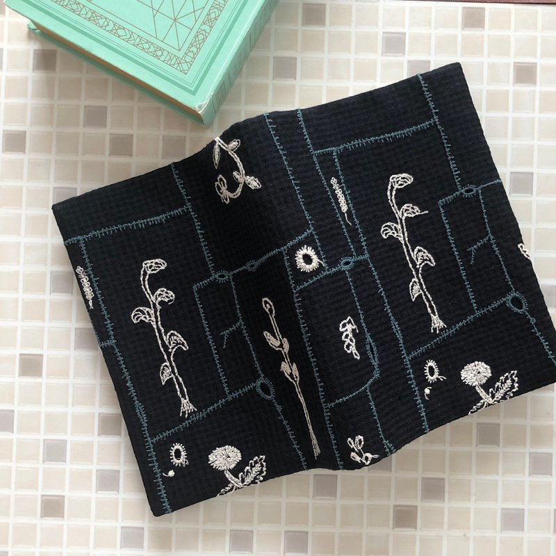 mina perhonen 书法 A6 手工书籍封面 日本制造 花园拼凑 - 书衣/书套 - 棉．麻 蓝色