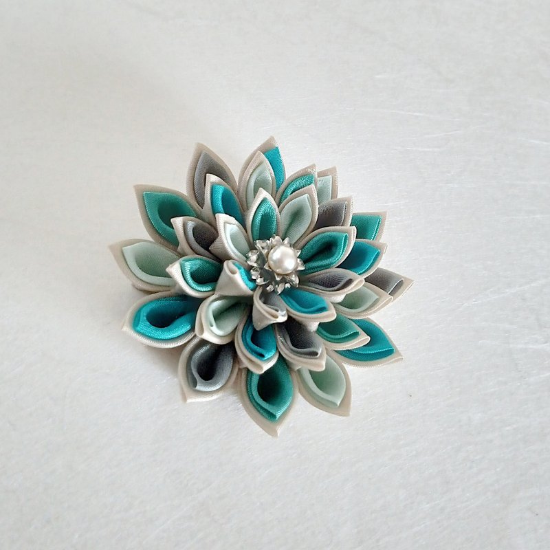 胸针 绿色混搭 (Green MIX) Tsumami Zaiku (つまみ细工) - 胸针 - 棉．麻 绿色