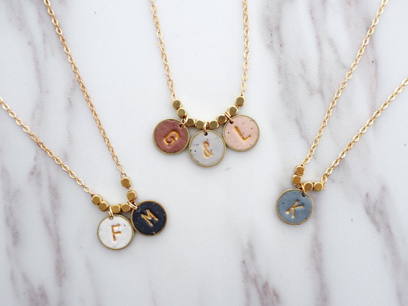 圆形特制英文字母名牌项链 定制化自订字母 刻字情人节纪念颈链 - 项链 - 其他金属 