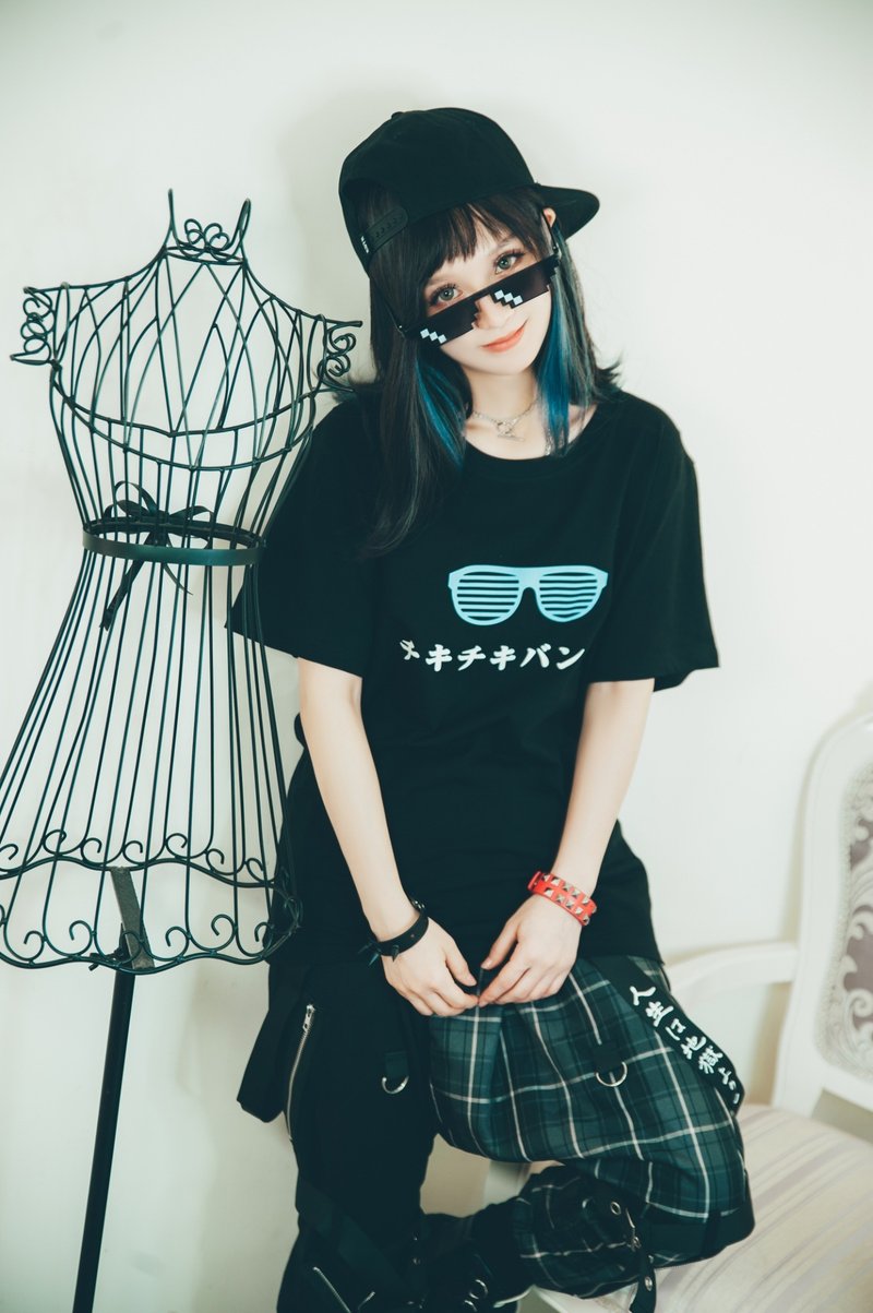 原创二次元动漫派对咖孔明洗脑神曲墨镜日文印花概念T恤【JJ2389 - 男装上衣/T 恤 - 棉．麻 