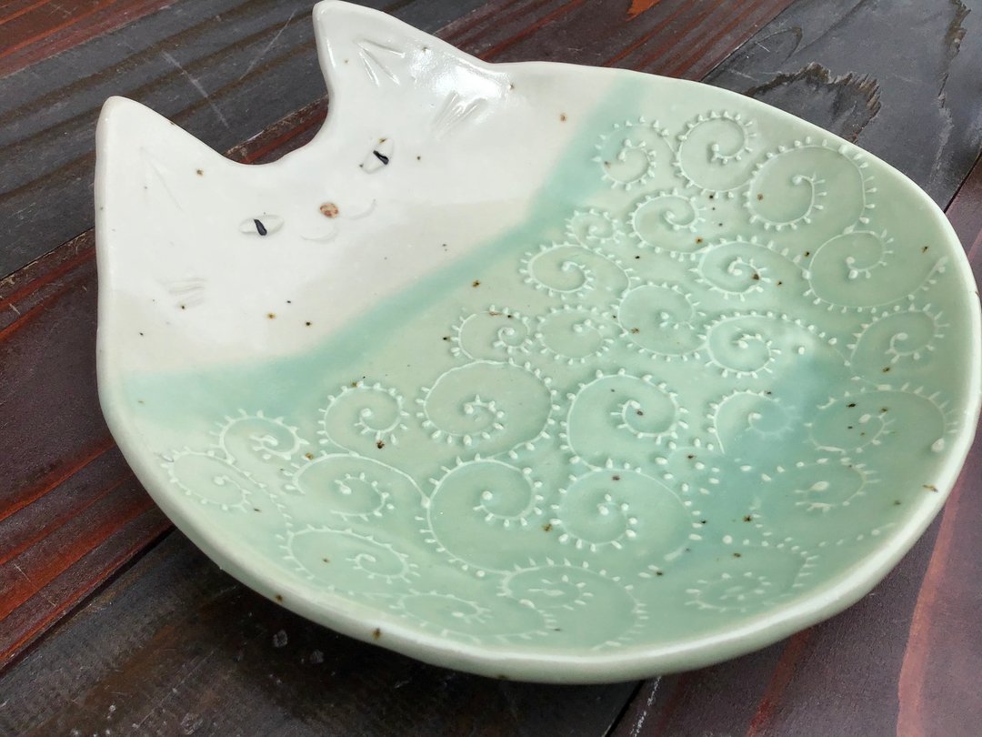 cat dish that draws a pattern of auspicious arabesque - 盘子/餐盘/盘架 - 陶 绿色