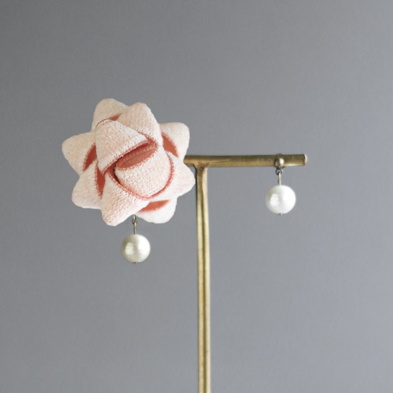 Gift Ribbon Earrings Clip-On[Baby Pink] Cotton Velvet - 耳环/耳夹 - 棉．麻 粉红色