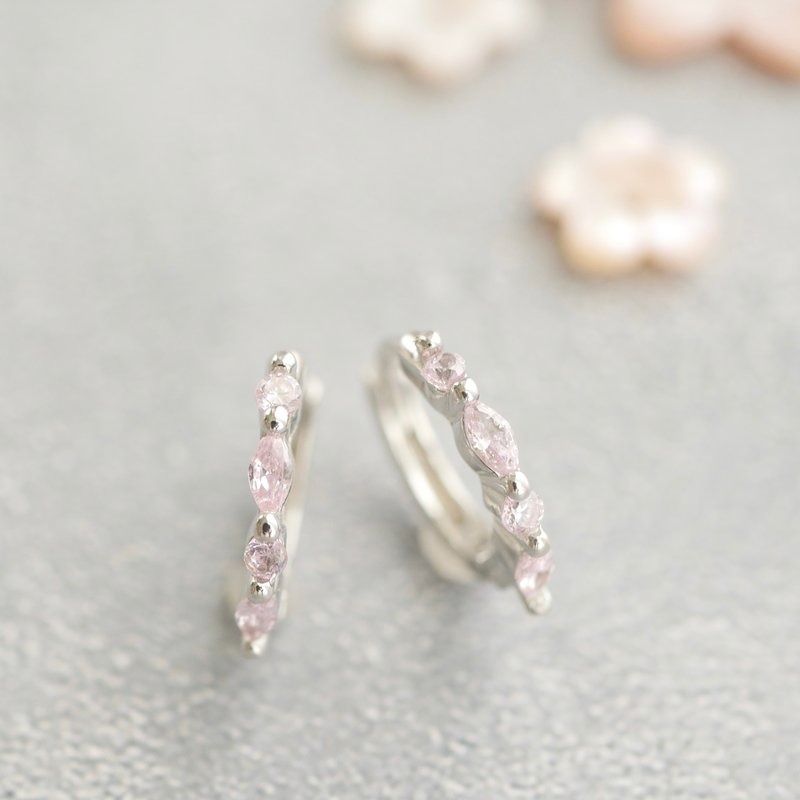 【数量限定】樱花粉色一触即扣圆环耳环/耳夹 (银色) 为春日穿搭添抹色彩 春日耳环 - 耳环/耳夹 - 其他金属 粉红色