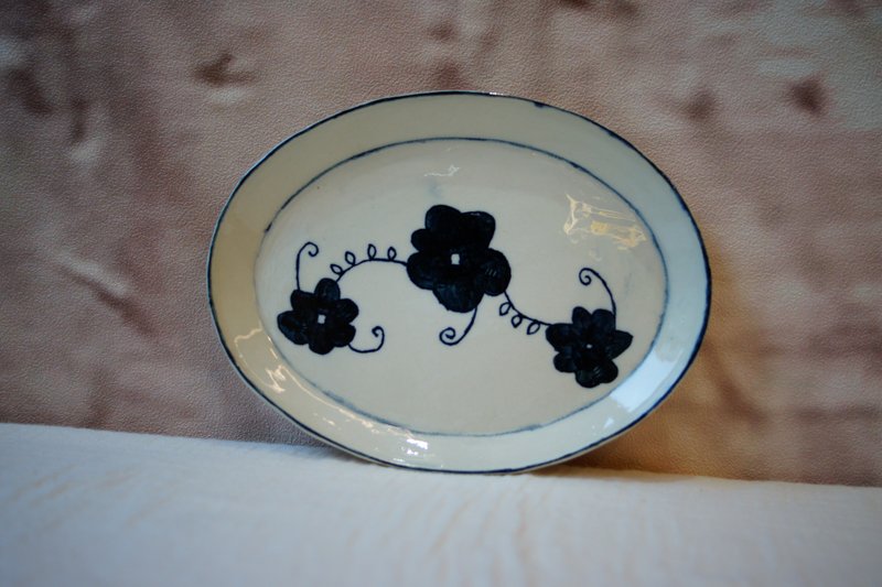 手作长陶盘 缱绻花系列 长17.5CM  椭圆盘 鱼盘 日式餐盘 - 盘子/餐盘/盘架 - 陶 白色