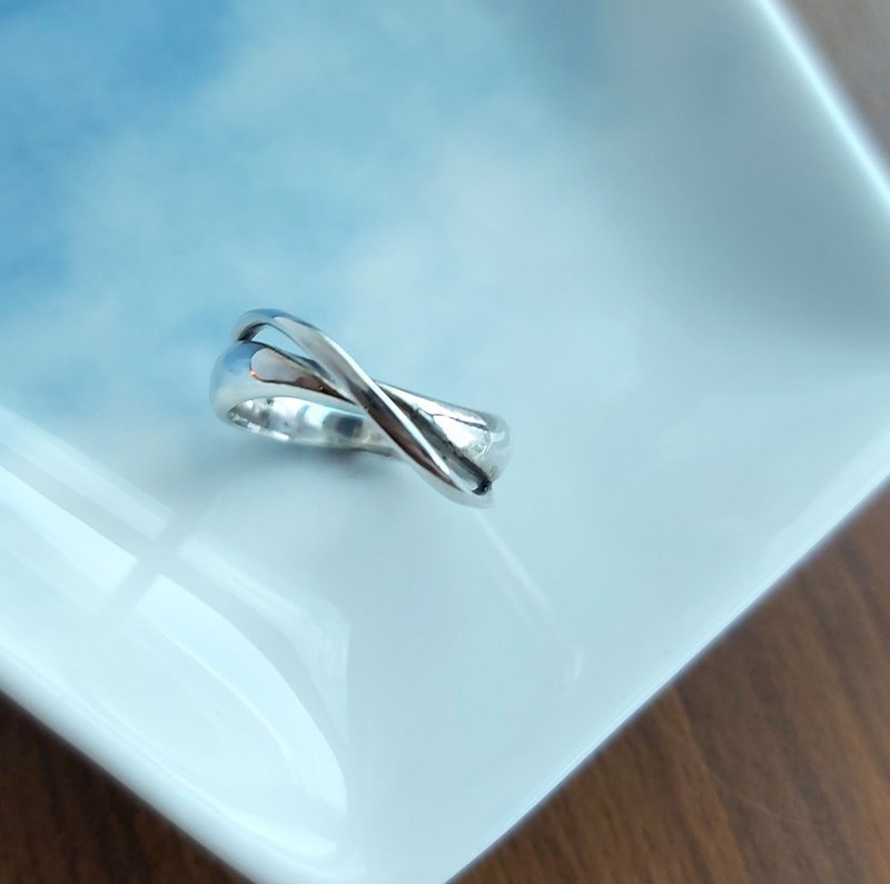 +无限 + 925 纯银饰 极简艺术设计风格立体流线交叉素银戒指 尾戒 - 戒指 - 纯银 银色
