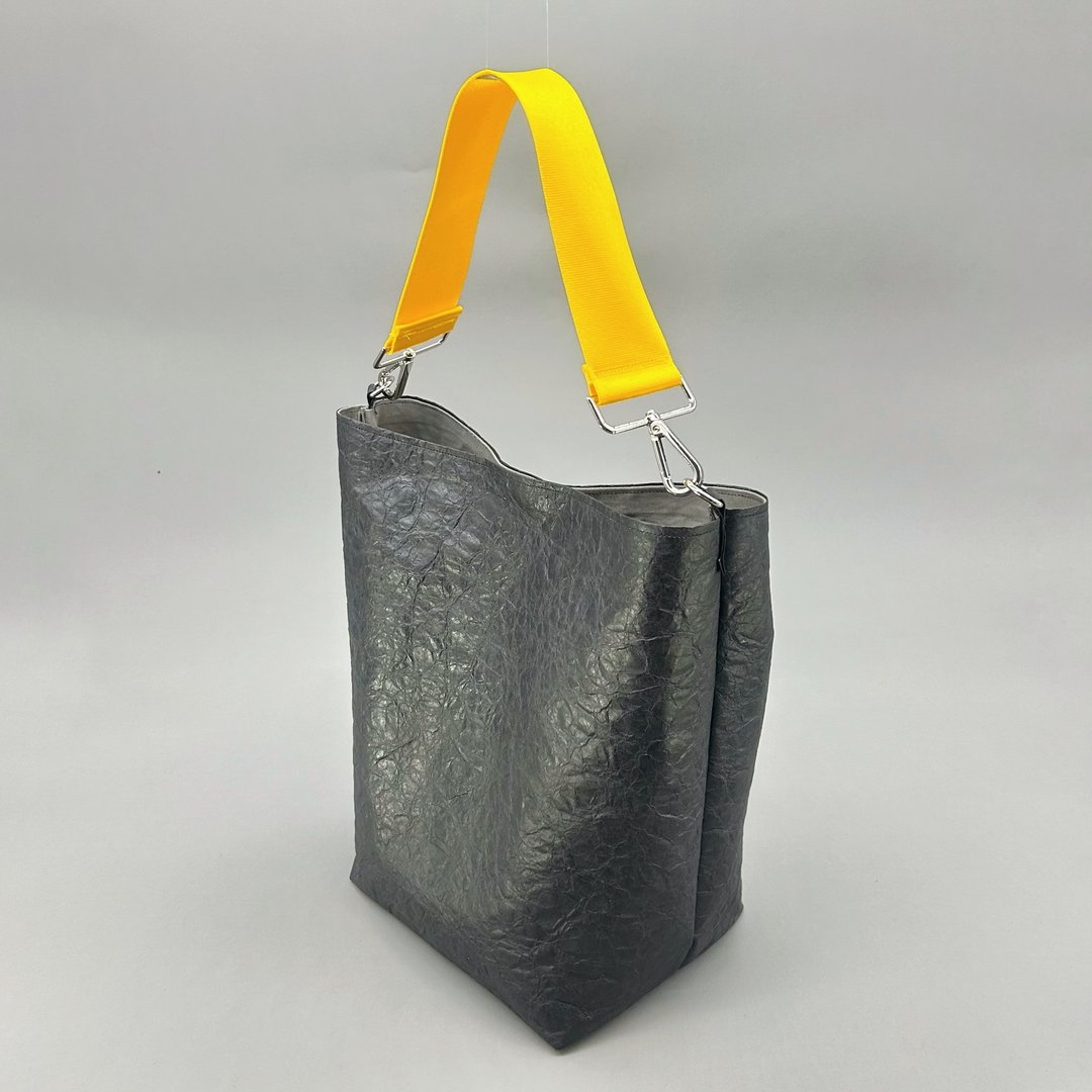 【东京直送】特殊材质环保斜背包 black × yellow - 侧背包/斜挎包 - 防水材质 黑色