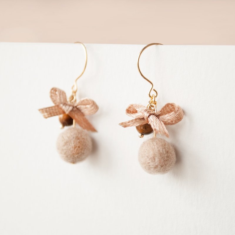 TeaTime / 奶茶色的小熊尾 耳环 耳钩 / 原创 纯手工制 卡其色系 moe 羊毛毡 进口材质耳饰 耳环 - 耳环/耳夹 - 其他材质 多色