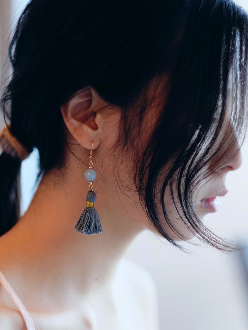 Aquamarine earrings/ Dainty simple grey tassel earrings - 耳环/耳夹 - 宝石 灰色