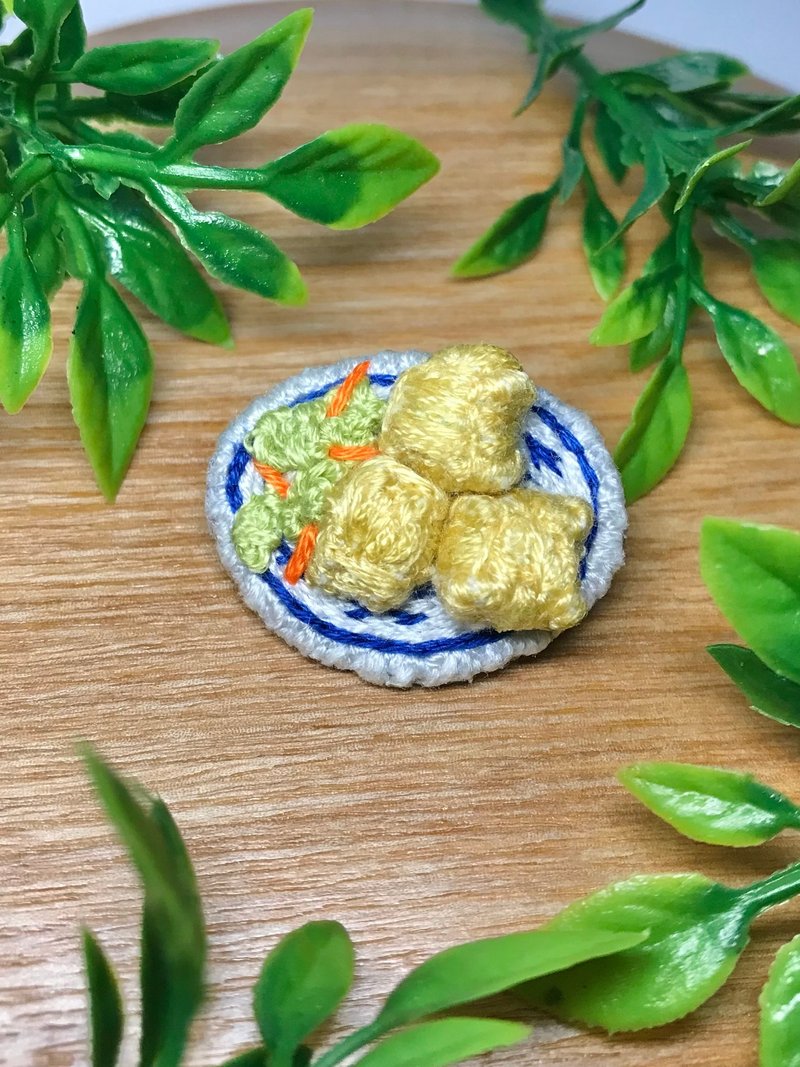 【台湾小吃】手工刺绣臭豆腐别针A款/美食手作/料理饰品 - 徽章/别针 - 绣线 金色