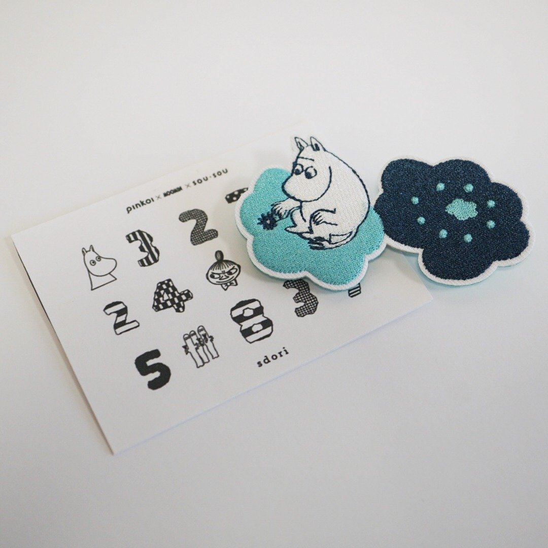 【Pinkoi x Moomin x SOU・SOU】刺绣扣针 - Moomin (B) - 胸针 - 绣线 