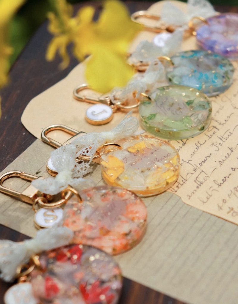 | 定制化礼物 | - 花饰 - 手工 干燥花字母小吊饰 钥匙圈 - 钥匙链/钥匙包 - 植物．花 多色