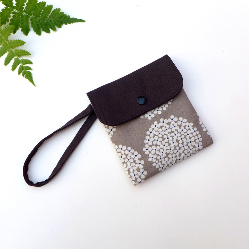 多功能收纳袋【卡其灰绣球花】/ 口罩收纳袋 /卫生棉包 / 面纸套 - 化妆包/杂物包 - 棉．麻 