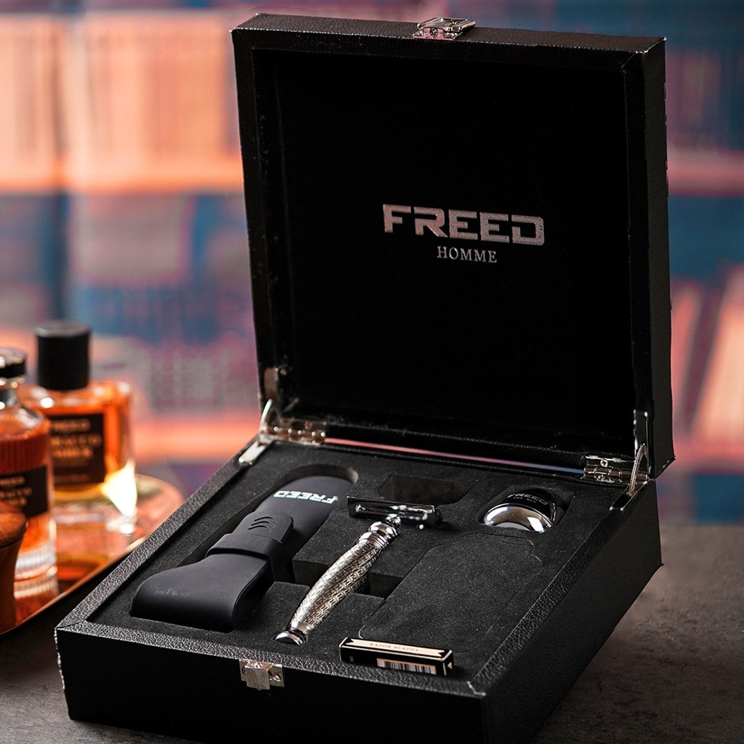 【FREED】尊爵四件组双刃式刮胡刀礼盒-F 满版镀镍浮雕 定制化刻字 - 男性清洁护肤品 - 铝合金 银色