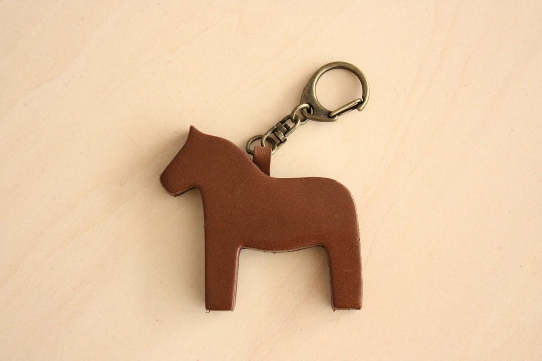 Leather hose key chain Brown - 胸针 - 真皮 咖啡色