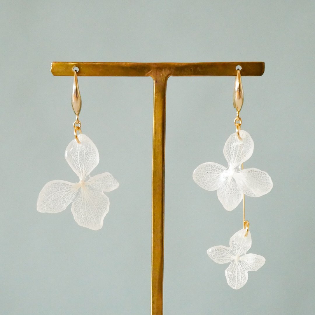 Real hydrangea/white/swaying asymmetric earrings - 耳环/耳夹 - 树脂 白色