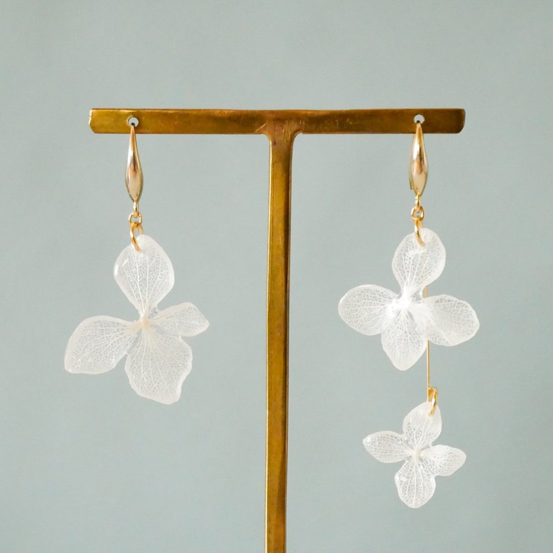 Real hydrangea/white/swaying asymmetric earrings - 耳环/耳夹 - 树脂 白色