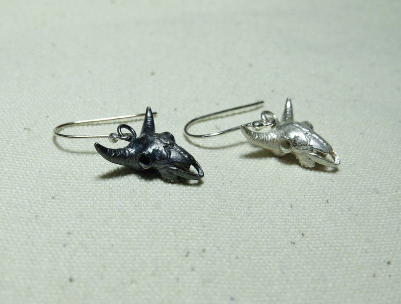 【925银饰 LOU】骨头系列 - 牛头(单售) - 耳环/耳夹 - 银 银色