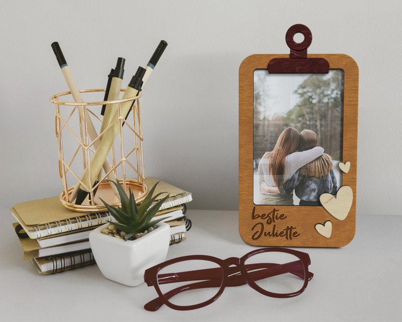 Personalized photo frame in a shape of a clipboard Engraved gift for a friend - 画框/相框 - 木头 橘色