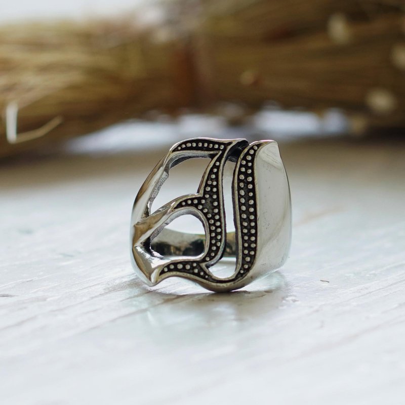 字母戒指英文銀色肉刻字戒指 - 戒指 - 纯银 银色