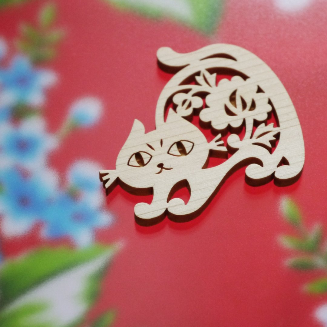 Brooch made of Japanese cypress material, window flower Madohana cat - 胸针 - 木头 