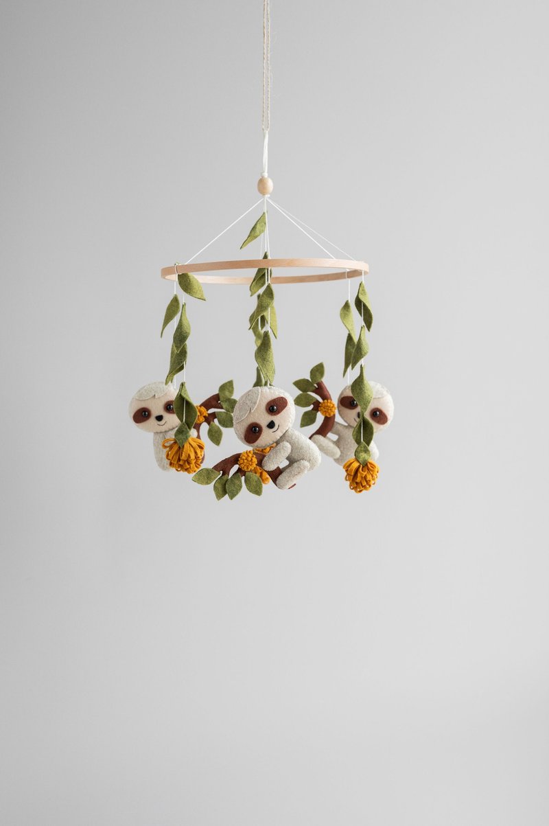 Sloth mobile nursery, neutral baby mobile, expecting mom gift - 玩具/玩偶 - 环保材料 多色
