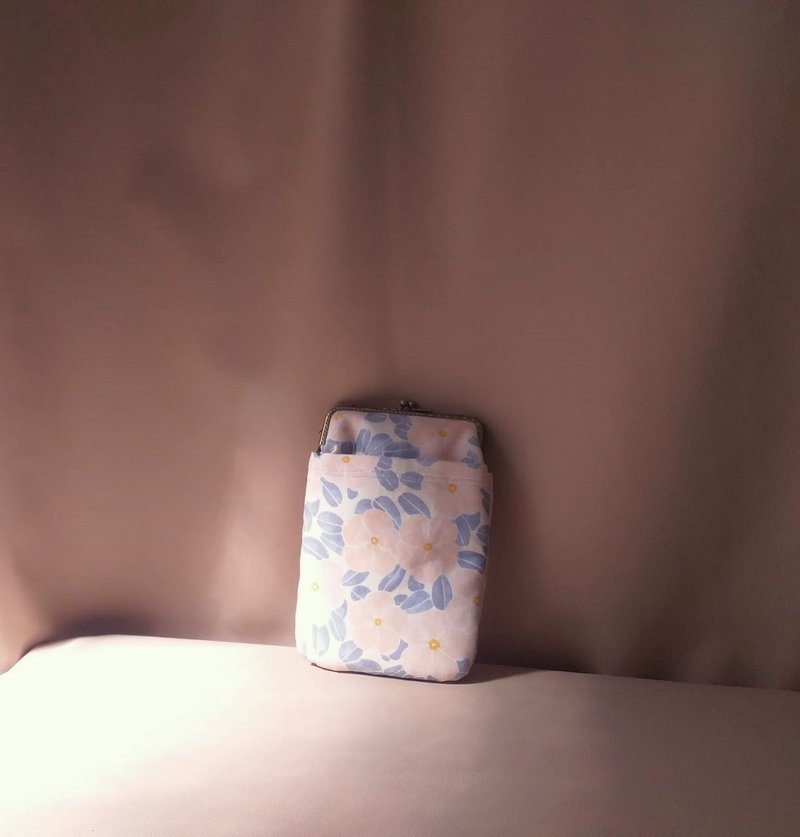 漫漫山茶花 - 日本设计师布料 / 口金包 / 手机随身侧背包 / 轻 - 侧背包/斜挎包 - 棉．麻 粉红色