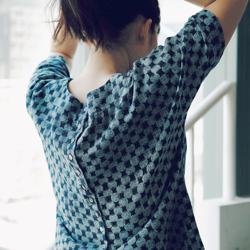 Mokk : Indigo Back-buttons Cotton Top - 女装上衣 - 棉．麻 蓝色
