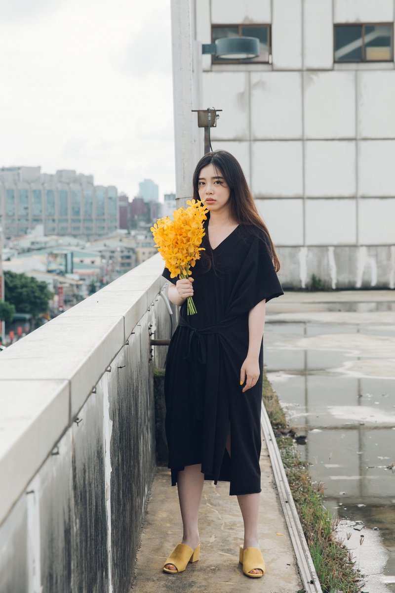 渡假风V领前绑带造型洋装(黑灰两色) - 洋装/连衣裙 - 棉．麻 黑色