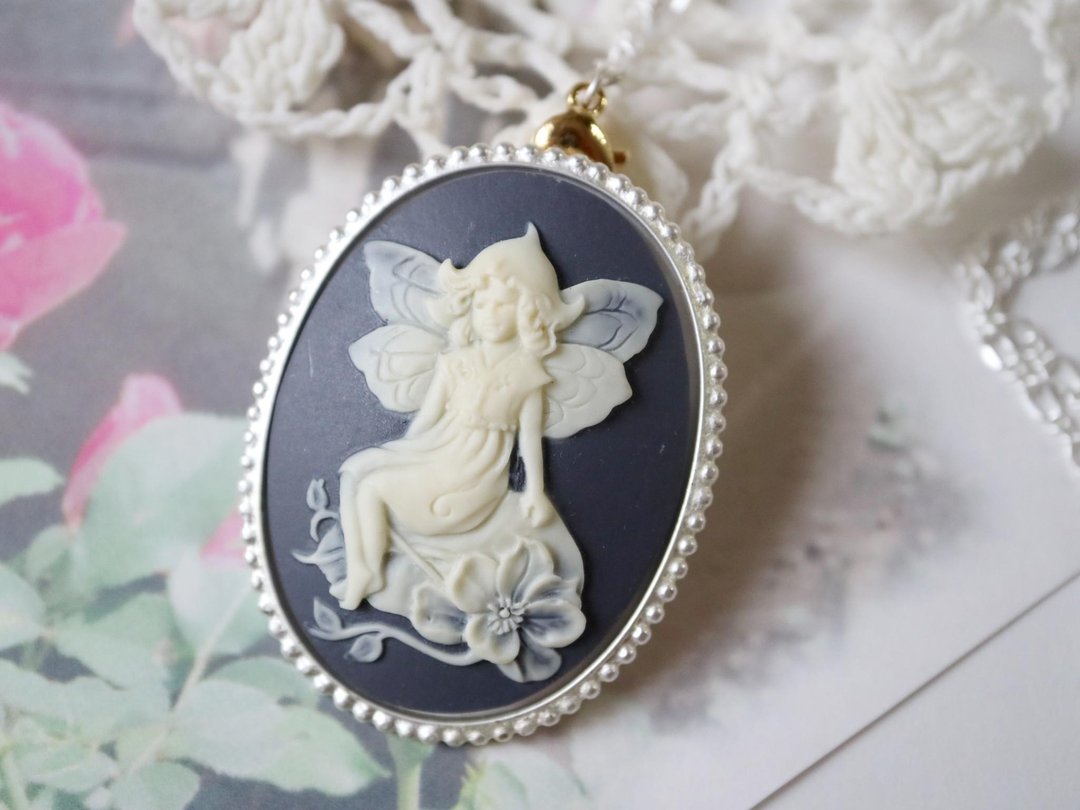 Cameo brooch necklace Fairy charcoal gray sitting on a leaf wearing a hat - 胸针 - 其他材质 灰色