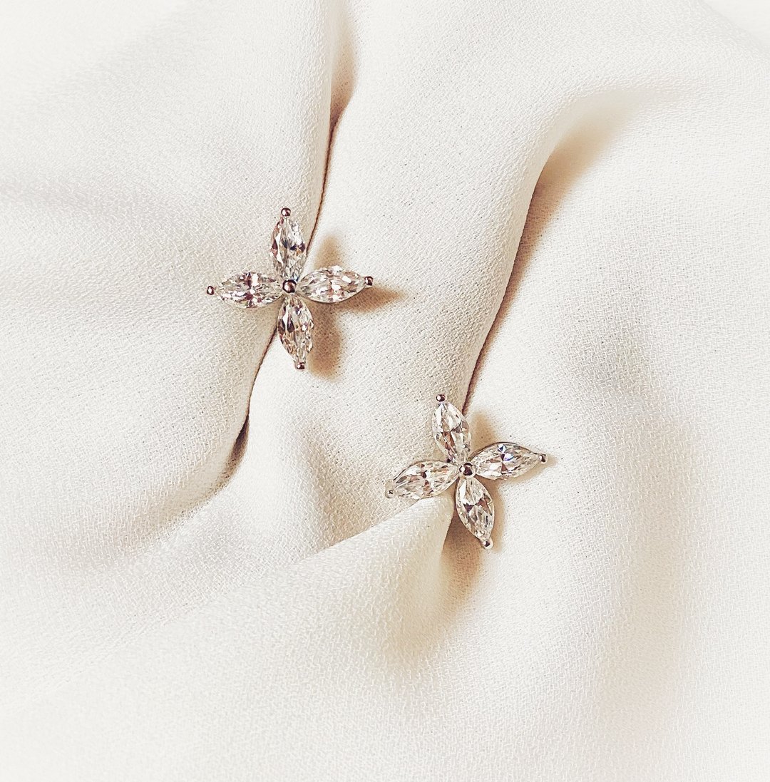 马眼花耳环/ 925纯银镀18K白金/ 方晶锆石 - 耳环/耳夹 - 纯银 银色