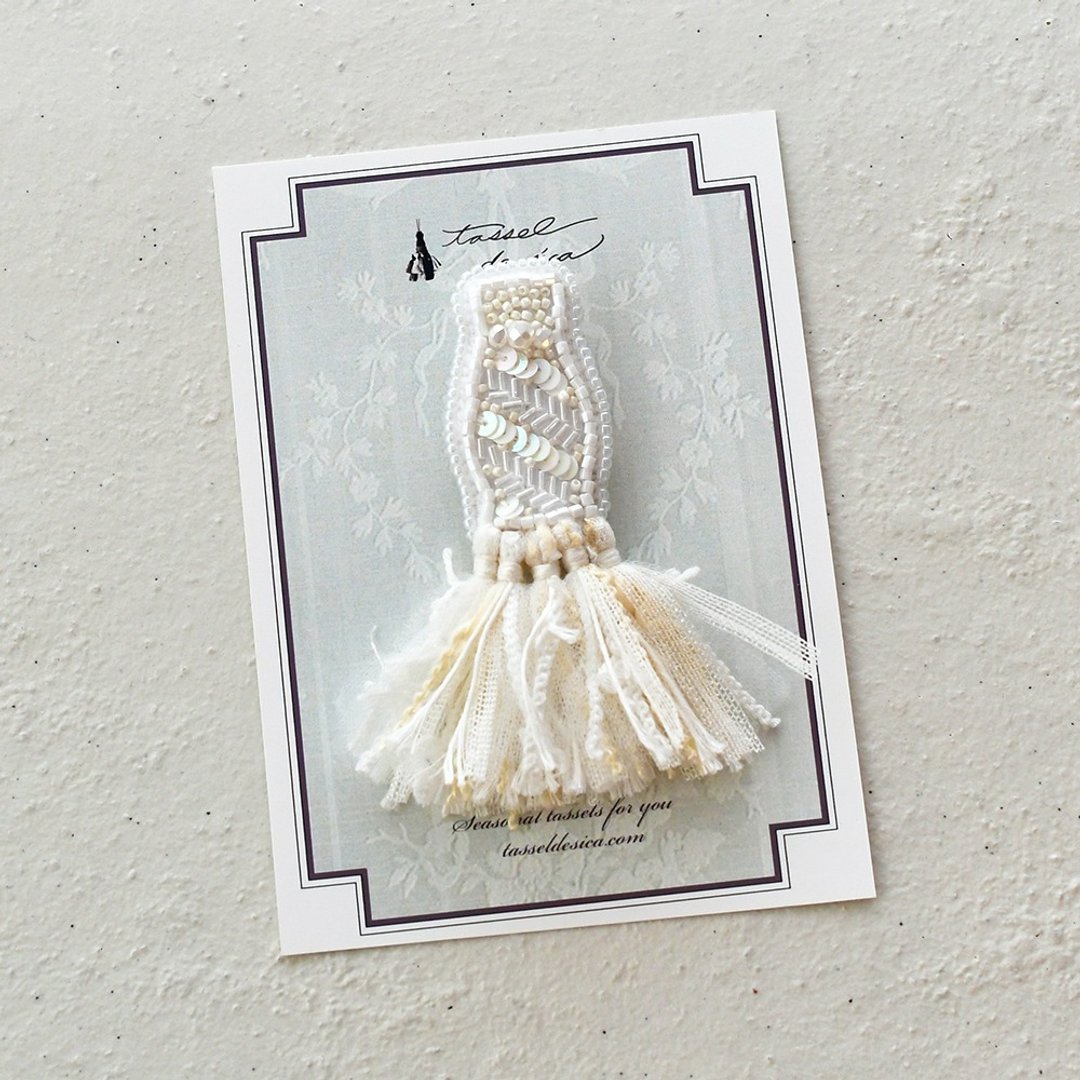 Bead embroidery tassel brooch /white - 胸针 - 其他材质 白色
