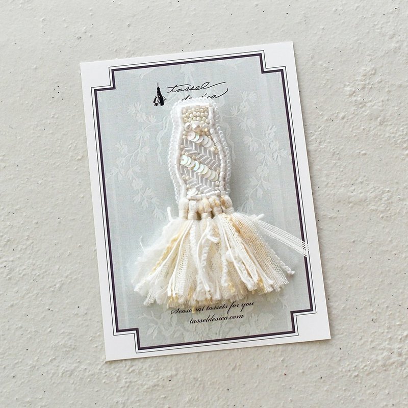 ブローチ/Bead embroidery tassel brooch /white - 胸针 - 其他材质 白色