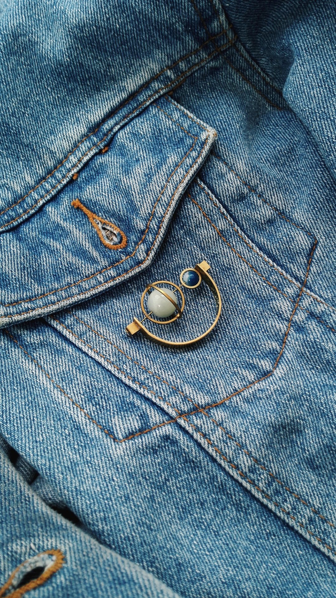 Mush Half Moon Brooch 半月扣针 - 胸针 - 其他金属 多色