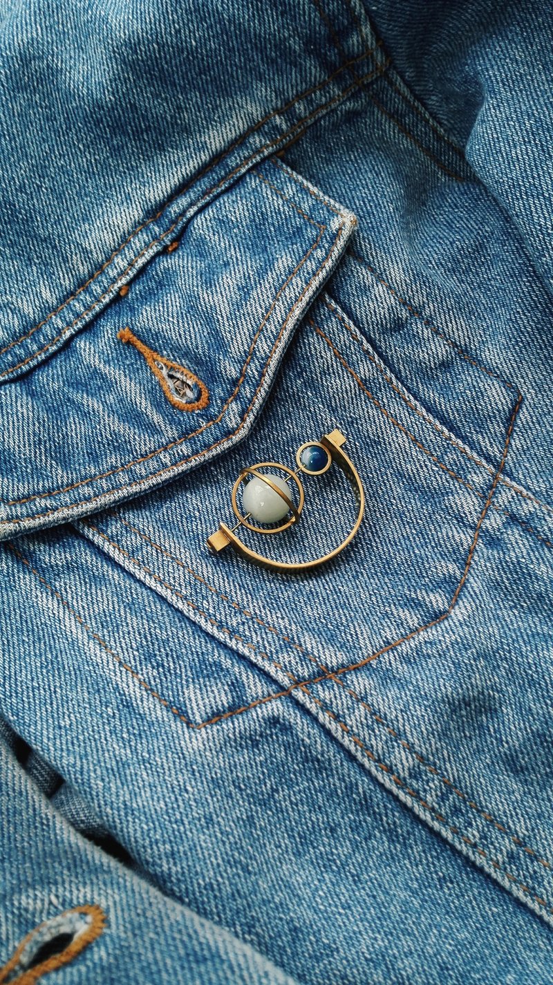 Mush Half Moon Brooch 半月扣针 - 胸针 - 其他金属 多色