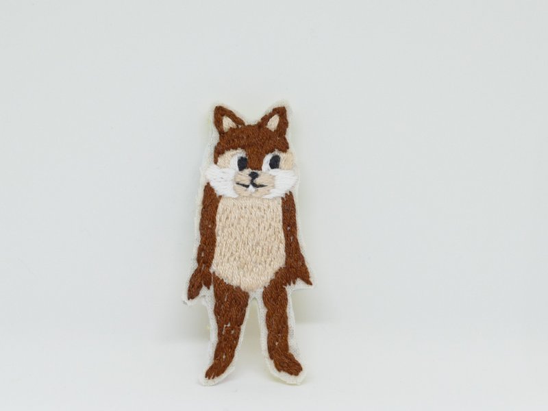 Embroidered brooch costume squirrel - 胸针 - 棉．麻 咖啡色