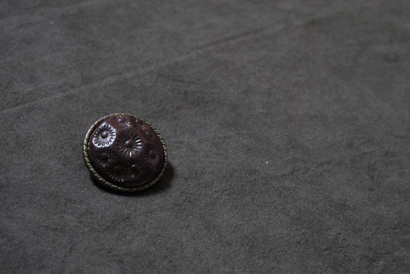 回到过去的年代一号。Ying Work Shop - 胸针 - 陶 