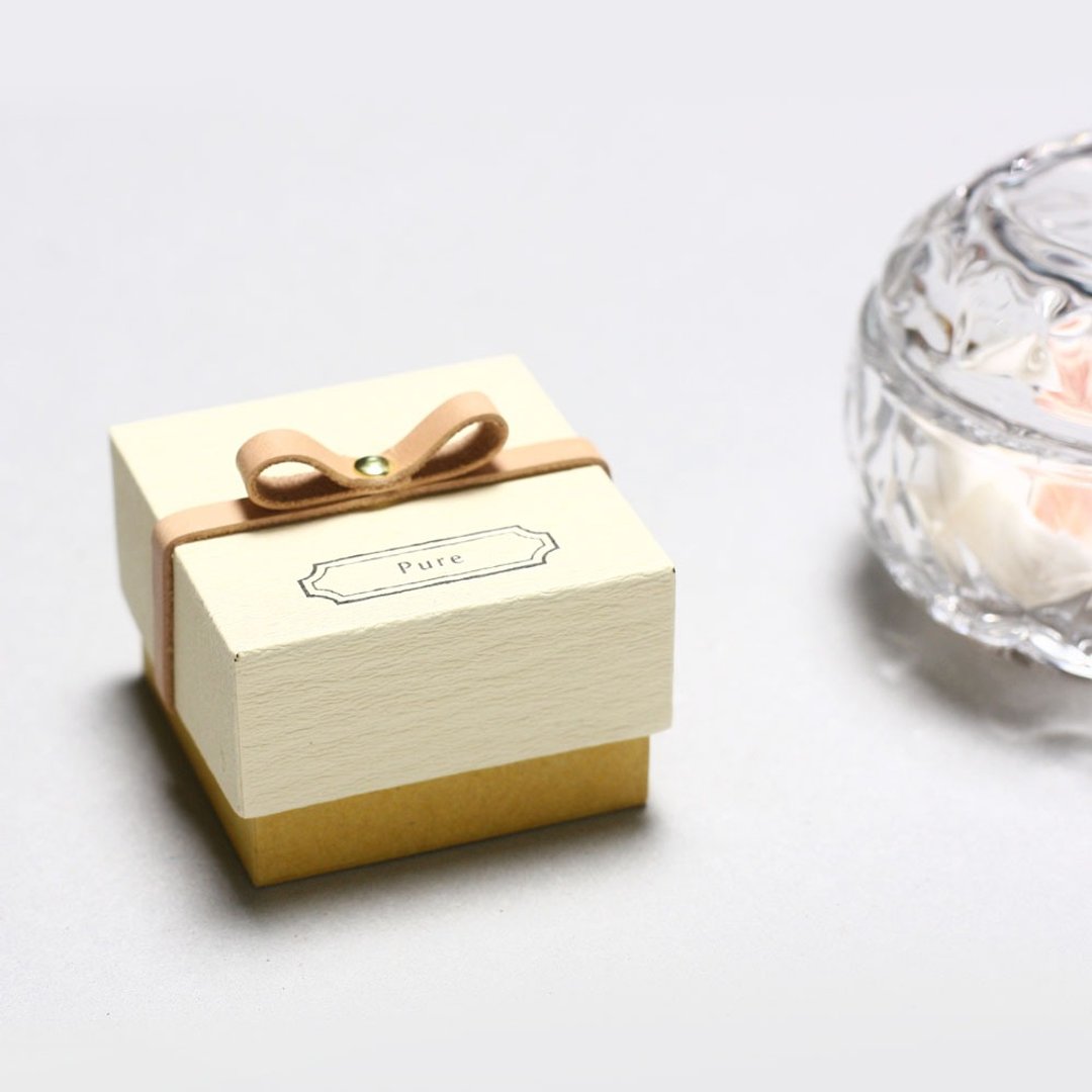 Pure // Cream) Giftbox Leather ribbon A small box that conveys your feelings - 包装材料 - 纸 白色