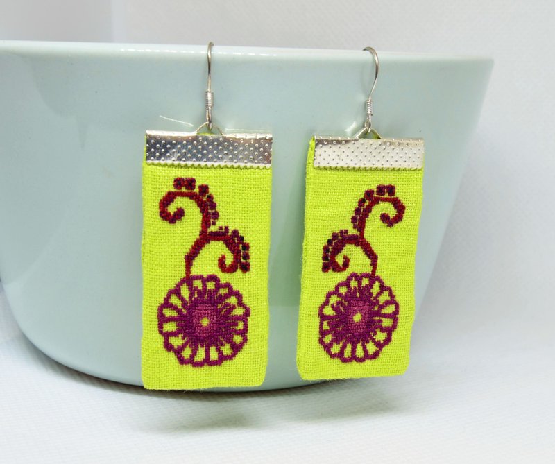 覆盆子花亚麻耳环十字绣织物花卉首饰浅绿色自然礼物送给女性 - 耳环/耳夹 - 亚麻 绿色