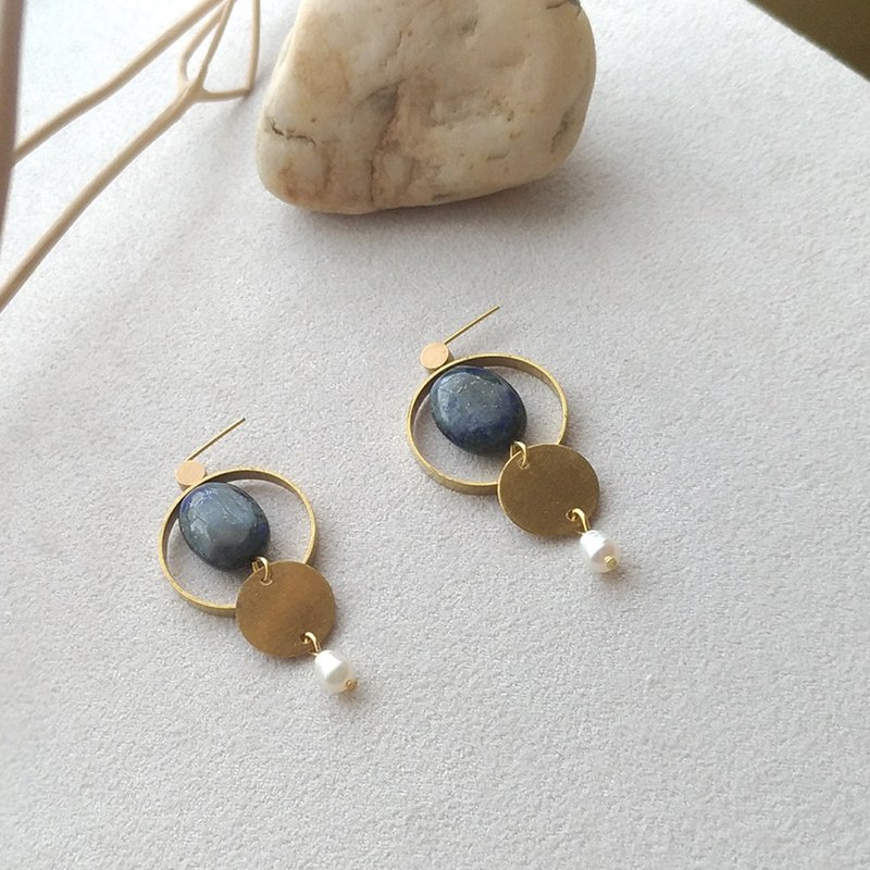 e056-对话-黄铜青金石珍珠 针式夹式 耳环 - 耳环/耳夹 - 其他金属 蓝色