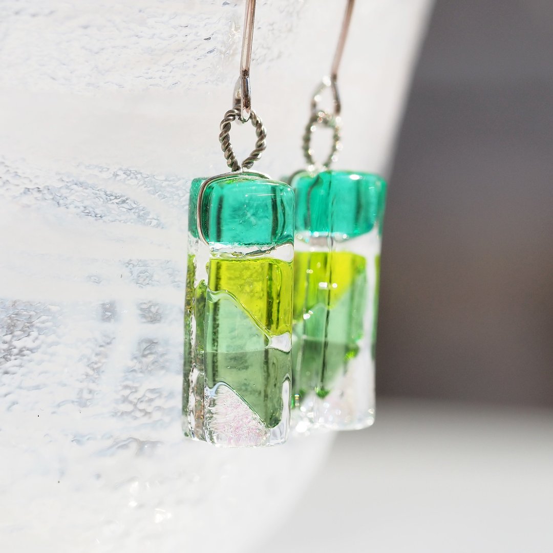 Cocktail glass (Kakuteru [emerald]) Earrings / Clip-On[Choice of metal fittings] [Made to order] - 耳环/耳夹 - 玻璃 绿色