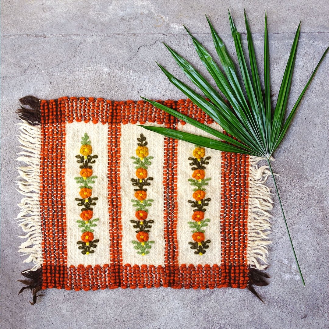 BajuTua/暖暖老东西/骨董  立体绣花纯羊毛桌垫/挂饰 vintage floral hand-woven wool rug - 餐垫/桌巾 - 羊毛 多色