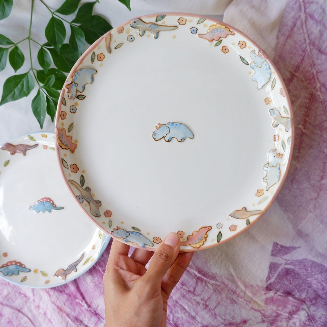Hand painted porcelain plate | pink dinosaur relief | L - 浅碟/小碟子 - 陶 粉红色