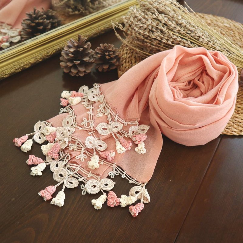 蕾丝花痴装饰薄羊绒披肩 [Campanella] 桃粉红 - 丝巾 - 其他人造纤维 粉红色