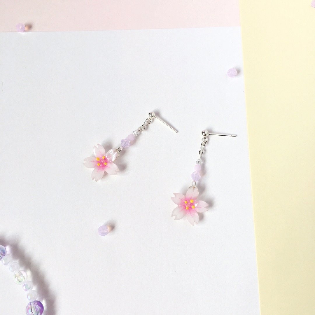 [桜花限定系列] 清新迷你白樱水晶闪烁925纯银长耳环 耳针 耳夹<现品售完即止> - 耳环/耳夹 - 宝石 白色