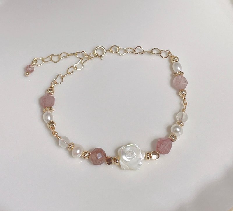 玫瑰贝/草莓晶/天然珍珠/月光石/水晶14K包金手链 - 手链/手环 - 其他金属 白色