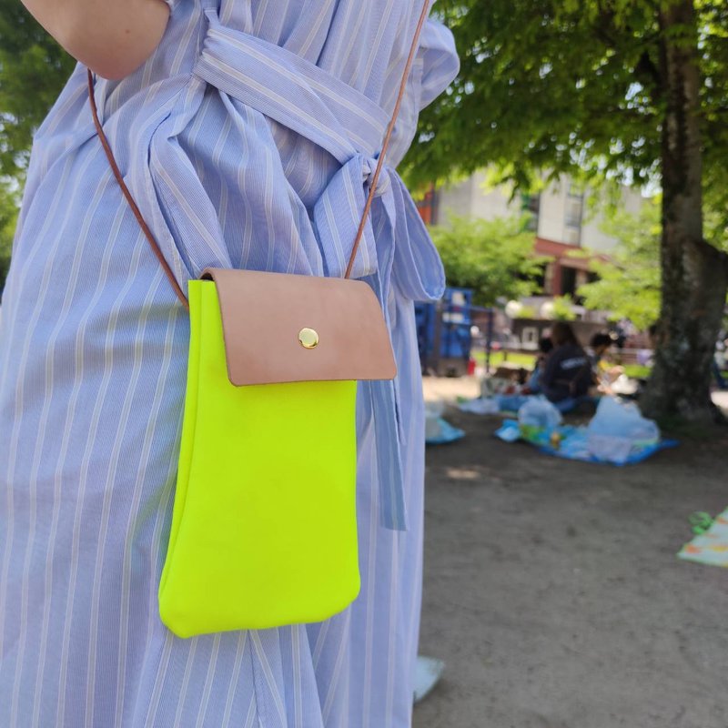 Leather Satchel, Ideal for Smartphone and Wallet. Fluorescence Yellow - 侧背包/斜挎包 - 真皮 黄色
